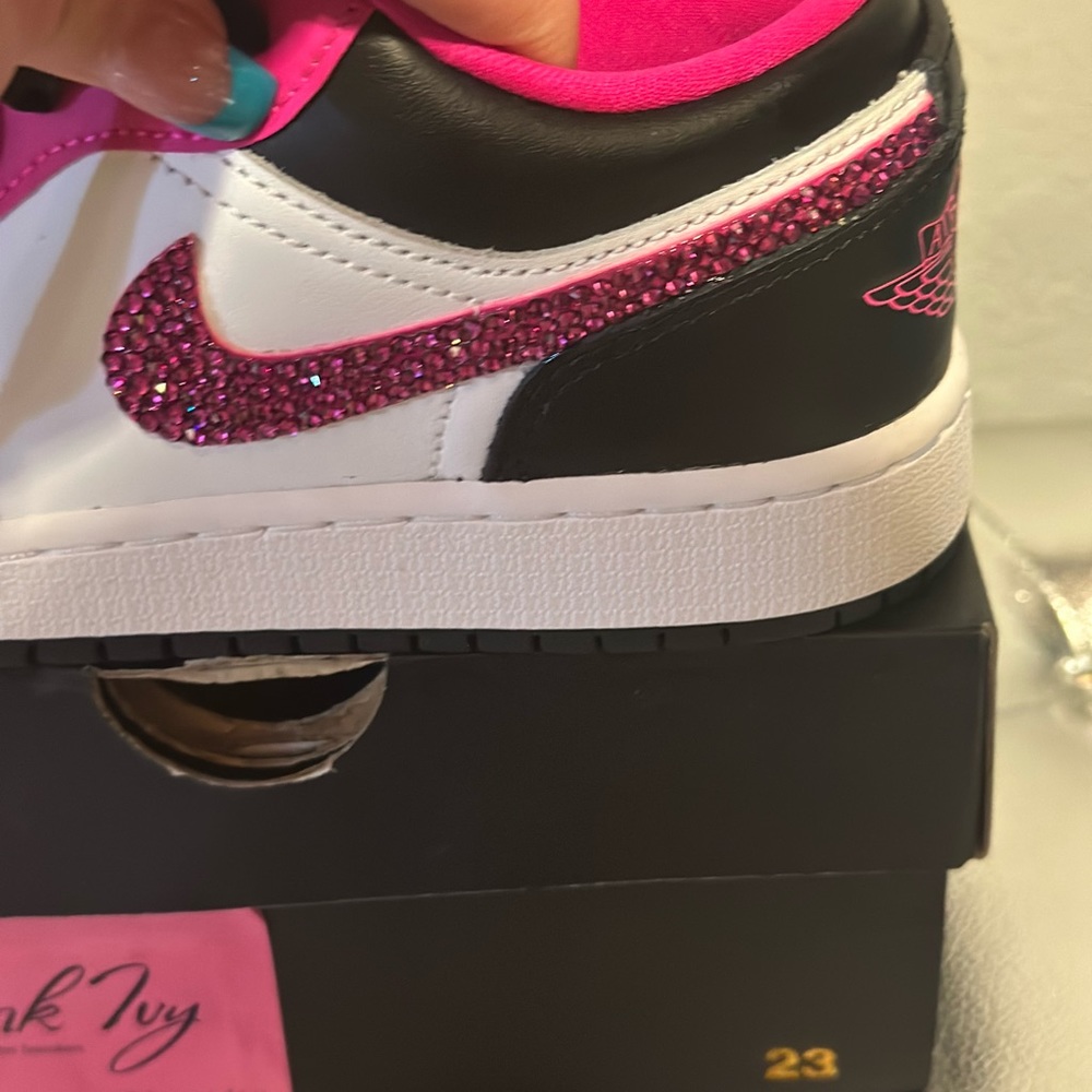 Nike Jordan 1 Low Black and Pink - Picture 5 of 9
